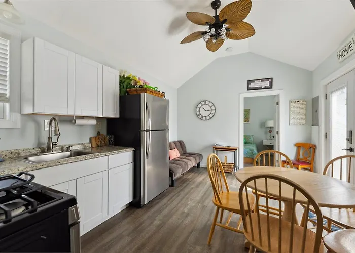 232 W Pine Ave 2 Beds, 1 Bath