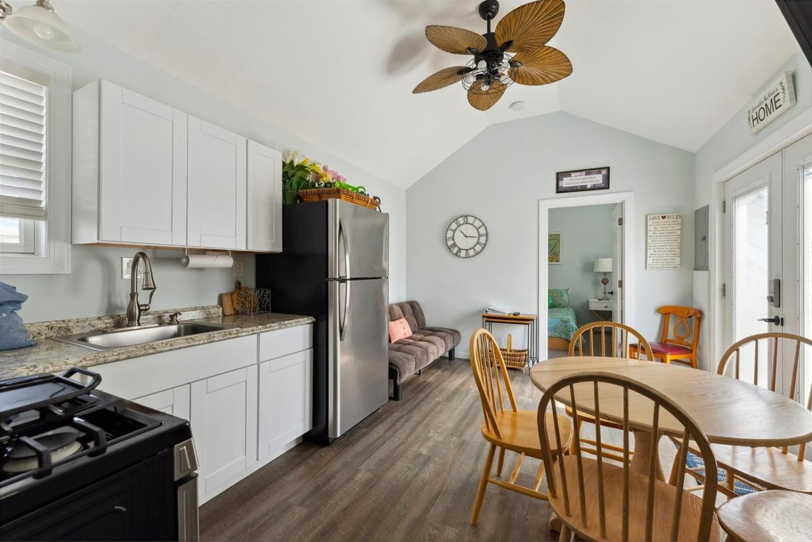232 W Pine Ave 2 Beds, 1 Bath *