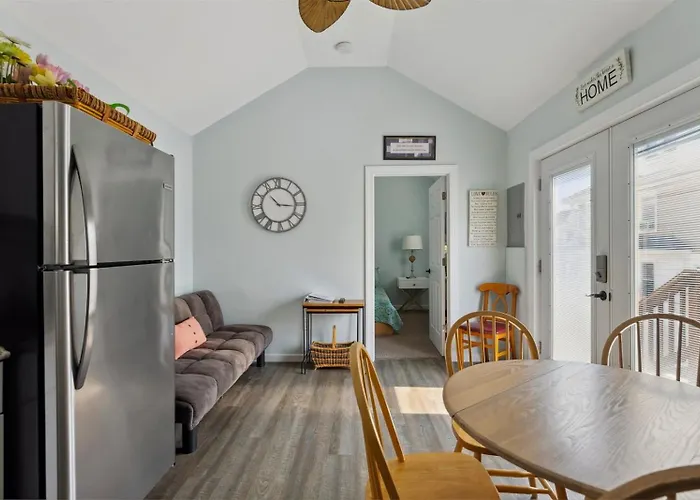 232 W Pine Ave 2 Beds, 1 Bath